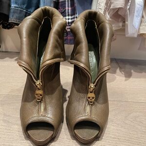 Alexander McQueen leather collar heel with skull zipper